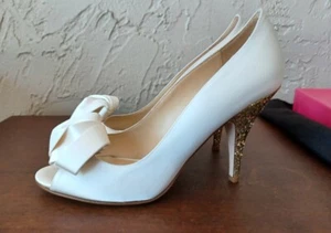 Zapatos Kate Spade, CLARICE, blanco satinado, talla 8,5 M peep toe 3 1/8" tacón, S942302 - Imagen 1 de 12