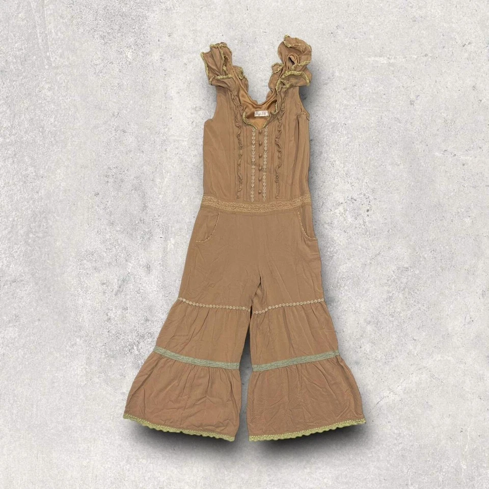 Mono bohemio con volantes Liz Lisa tostado con detalle de encaje Foto 1 de 4