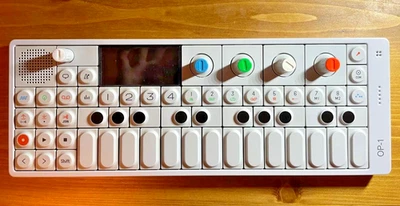 Teenage Engineering OP-1 rev2 Synth Sampler Sequencer mit Displayschutzfolie - Bild 1 von 2