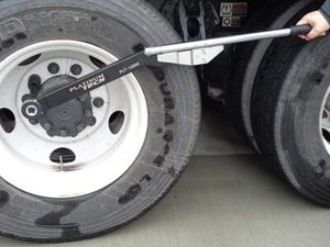3/4" Drive 600 ft.-lbs. Break-Back Style Torque Wrench - Picture 1 of 5