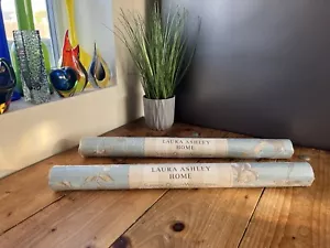 2 ROLLEN UNBENUTZTE LAURA ASHLEY SUMMER PALACE PUDERBLAU TAPETE BLUMEN VÖGEL - Bild 1 von 4