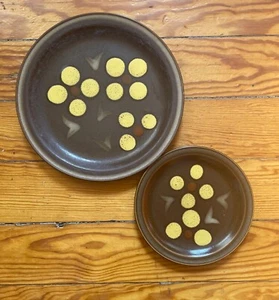 Set 2 vintage Ceramic Plates Round Abstract Brown Yellow Flowers c 1970s - Picture 1 of 4