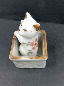 Vintage Porzellan Miniatur Katze Figur Kätzchen im Korb handbemalt 2"× 1" - Bild 1 von 7