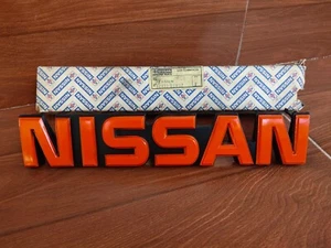 FIT NISSAN 720 Pickup Parrilla Frontal Emblema Insignia Logotipo Naranja FABRICANTE DE EQUIPOS ORIGINALES 62891 63W02 - Imagen 1 de 19
