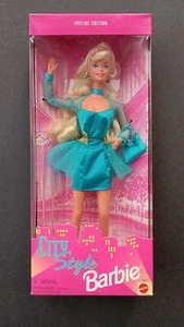 1995 Mattel edizione speciale stile città bambola Barbie che indossa abito blu - NUOVA - Foto 1 di 6
