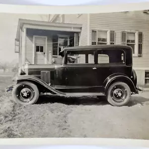 Foto d'epoca Chevrolet AC International Coach auto parcheggiata accanto a casa - Foto 1 di 4