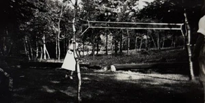 FOTO VINTAGE Personas jugando bádminton blanco y negro años 40’s ¿Ubicación desconocida? ¿Wisconsin? - Imagen 1 de 3