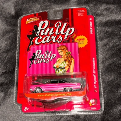 Johnny Lightning Pinup Cars 2008 rosa intenso 67 Plymouth GTX convertible R1 nuevo con etiquetas Foto 1 de 4