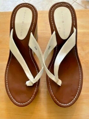 Tommy Hilfiger 女式 8.5 米白色蓝色条纹楔形鞋跟丁字鞋 — 第 1/4 张图片