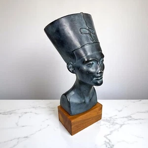 Busto de la reina egipcia Nefertiti años 60 decoración de estante vintage 14" sobre base de madera - Imagen 1 de 18