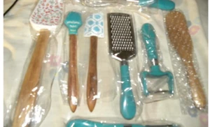 Pioneer Woman Teal Gadget Set 8 Pezzi NUOVO Spatole Pelapatate Grattugia Frusta Baster - Foto 1 di 1
