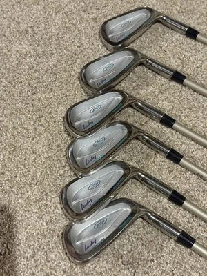 Juego de palos de golf Lady Venom Iron 3-7, 9, PW y SW RH, usados, excelente estado Foto 1 de 4