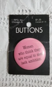 Bottone spilla vintage donna che pensa di essere uguale agli uomini manca ambizione - Foto 1 di 5