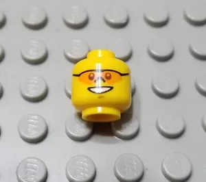 LEGO gelber Minifigur Kopf mit orangefarbener Sonnenbrille und Kinn Grübchen - Bild 1 von 1