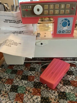 Máquina de coser de juguete rosa vintage Foto 1 de 2