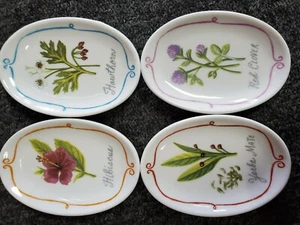 Plato de gres Creative CO-OP 3-3/4"L x 2-1/2"W con flor, 4 estilos (24 platos) - Imagen 1 de 4