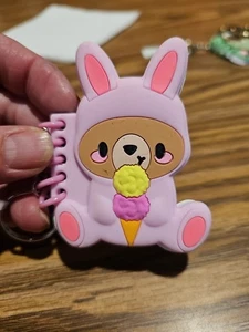 NUEVO Mini Bloc de Cuadernos Disfraz Oso en Conejo con Llavero de Claire's - Imagen 1 de 4