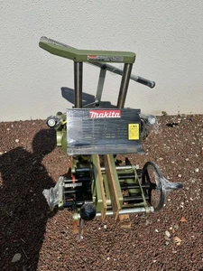 Sierra de mesa circular Makita 5500S 100V profesional cortadora de madera funcionando - Imagen 1 de 15