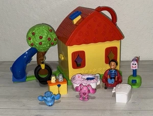 Blue’s Clues & You! Blue’s House Playset With Figures Furniture Talking Sounds - Picture 1 of 12