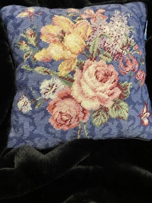 Almohada de Colección Williamsburg Azul Punta de Aguja Floral Rosas Alrededor de los 90 Foto 1 de 4