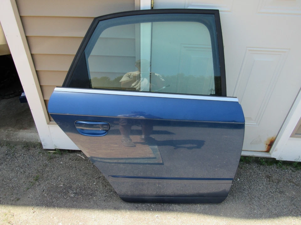 Audi A4 2005-2008 sedán puerta trasera derecha azul Foto 1 de 4
