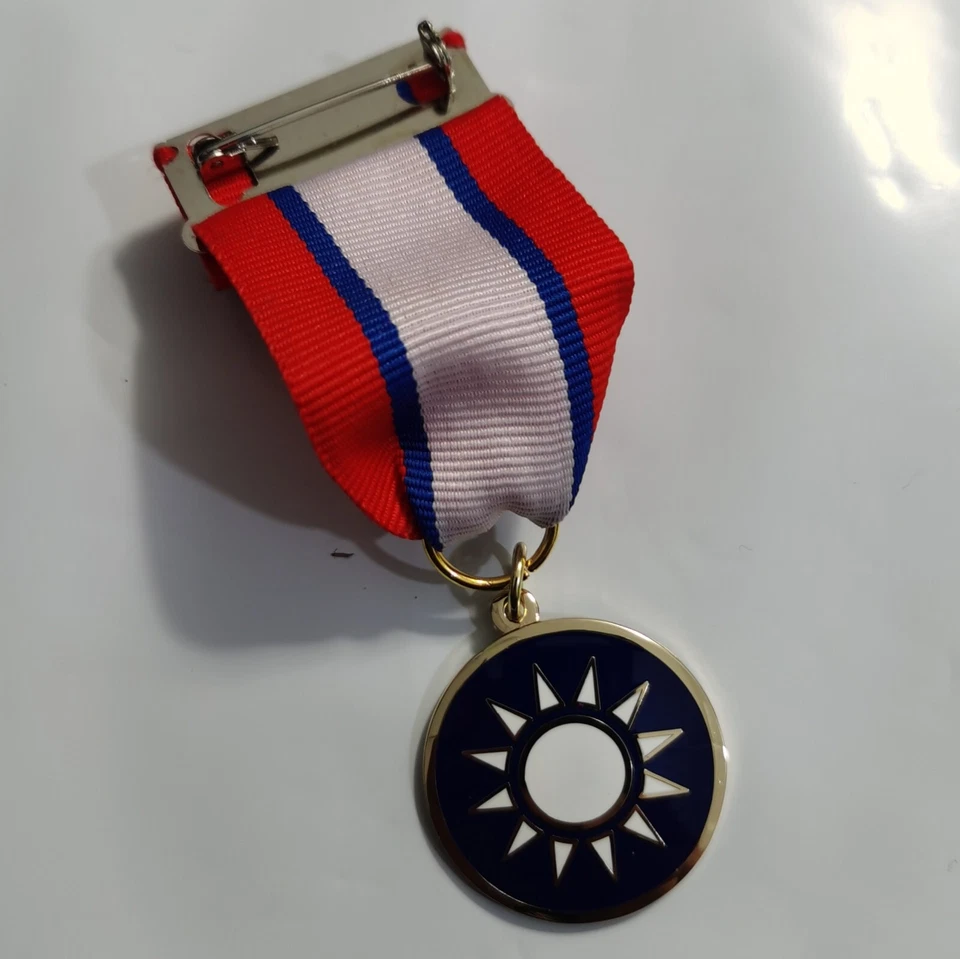 Segunda Guerra Mundial Medalla Militar China Kuomintang Orden Cielo Azul y Sol Blanco Foto 1 de 3