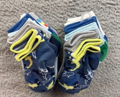 2x Calcetines tobilleros pequeños de tiburón Cat & Jack para niños jóvenes paquete de 7 Foto 1 de 4