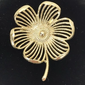 Vintage Unsigned Gold Tone Open Wire Dogwood Flower Brooch Pin 1.75" - Picture 1 of 7