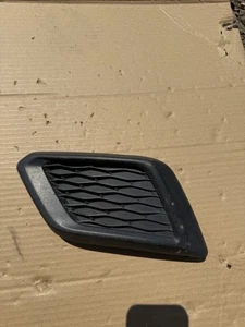 Oem Nissan Rogue 2014-2016 Left  Front Bumper Insert Grille Fog Light Hole Cover - Foto 1 di 4