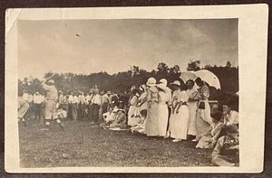FOTO REAL POSTAL RPPC ~ Grupo de mujeres de pie y reloj Hombre al bate ~ Juego de béisbol - Imagen 1 de 3
