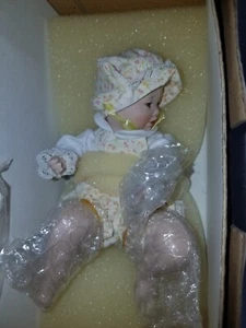 The Ashton-Drake Galleries Porzellanpuppe * Lisa * 6 Zoll Neu im Karton * - Bild 1 von 5