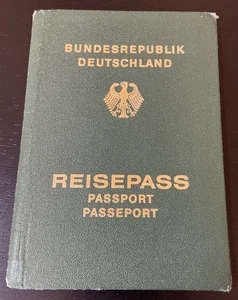 1979 Deutscher Pass Deutschland Reisepass für Frau Jahrgang 1903 - Foto & Briefmarken - Bild 1 von 8