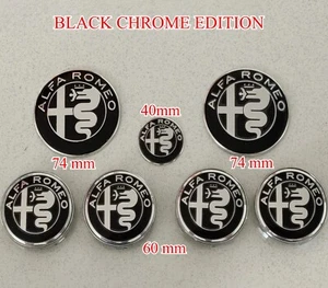 KIT FREGIO STEMMA ALFA ROMEO GIULIETTA MITO 147 156 159 LOGO NERO BLACK 7 PEZZI - Foto 1 di 4