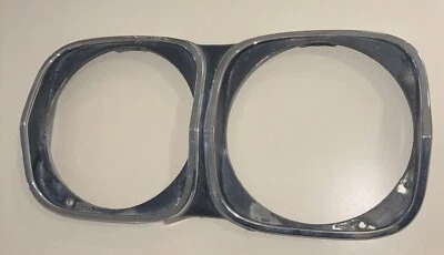 1966 OLDSMOBILE CUTLASS 442 MOLDURA DE FAROL LATERAL DO MOTORISTA ORIGINAL GM - Imagem 1 de 4