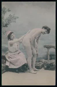 Lesbiana amante y criada masaje francés desnudo mujer fotograbado antiguo 1900 postal - Imagen 1 de 2