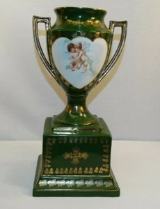 1891-1918 VICTORIA CARSLBAD ÖSTERREICH PORZELLANURNE GRÜNGOLD MIT MARKIERTEN CHERUBS - Bild 1 von 10