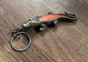 Vintage Alligator Keychain with Red Enamel Detail – Retro Novelty Design - Bild 1 von 3