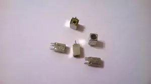 ZSP261 Lot of 25 pcs 7M3-561 Tunable Inductor 0.56uH Shielded w/ Ferrite Sleeve - Foto 1 di 2