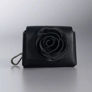 Funda Simply Vera Wang Ailana Roseta Cuero Sintético AirPods Negra - Imagen 1 de 5