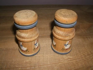 VINTAGE WOODEN SALT & PEPPER SHAKERS SET - COUNTRY, GOOSE, FARM, ANTIQUE - NICE! - Picture 1 of 5