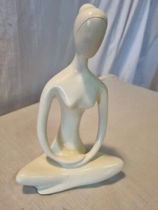Figura sentada abstracta femenina Parlane de 7,75" de alto en China crema - Imagen 1 de 9
