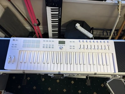 Arturia KeyLab Essential 49, MIDI controller white type c compatible, wired LED - Image 1 of 2