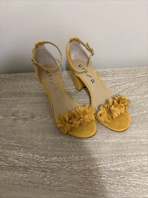 Tacones trozos de oro amarillo unisa para mujer talla 7,5 Foto 1 de 4