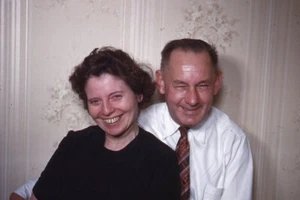 35mm 1940s Slide Red Border Kodachrome Smiling Man and Woman Couple Wallpaper - Picture 1 of 1