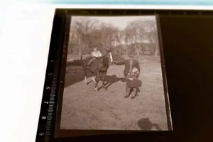 tolles altes Negativ - Vater mit Kinder und Pferd - 30-40er Jahre  - Picture 1 of 1