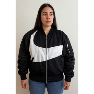 Nike Damen Swoosh wendbare schwarz-weiße Bomberjacke Therma Fit - Large - Bild 1 von 19