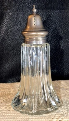 Coctelera de azúcar de vidrio prensado transparente de colección con tapa de tornillo plateada Foto 1 de 4