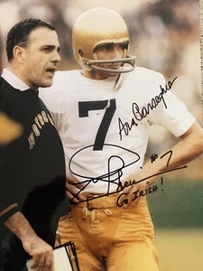 FOTO 8X10 FIRMADA POR ARA PARSEGHIAN JOE THEISMANN NOTRE DAME LUCHANDO IRLANDESA - Imagen 1 de 1