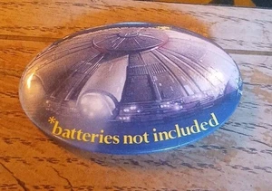 VINTAGE 1987 BATTERIEN NICHT ENTHALTEN FILM PROMO BUTTON SPIELBERG AMBLIN FILM PIN - Bild 1 von 3