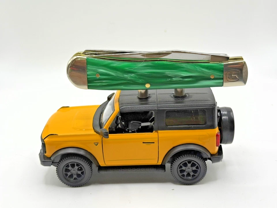 Case XX™ John Deere 绿色珍珠 Kirinite Trapper 带压铸野马展示 — 第 1/4 张图片